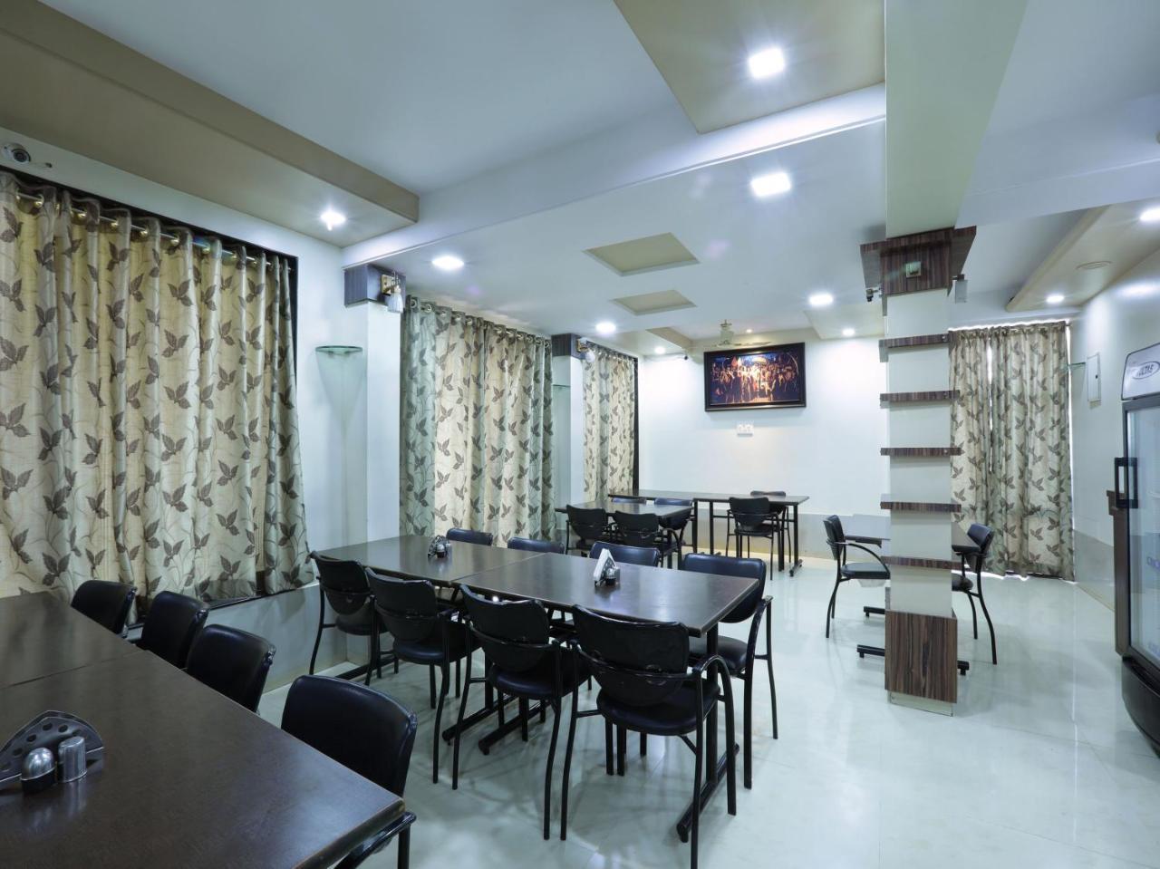 Oyo 4198 Hotel Shri Sai Murli Sirdi Kültér fotó