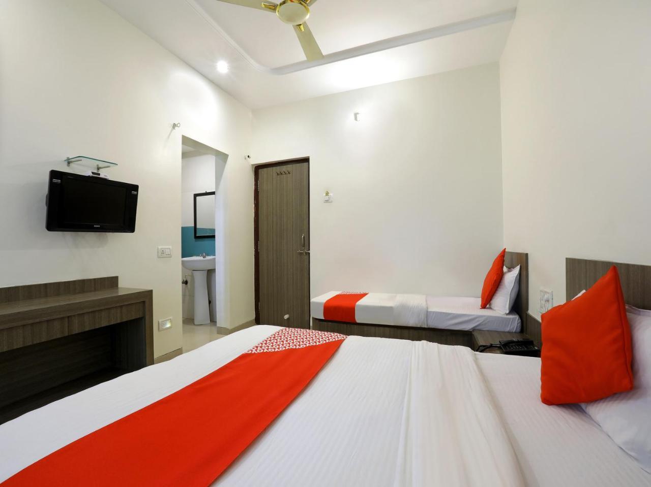 Oyo 4198 Hotel Shri Sai Murli Sirdi Kültér fotó