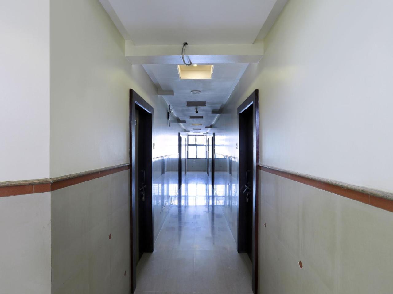 Oyo 4198 Hotel Shri Sai Murli Sirdi Kültér fotó