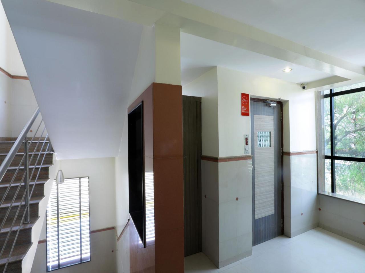 Oyo 4198 Hotel Shri Sai Murli Sirdi Kültér fotó